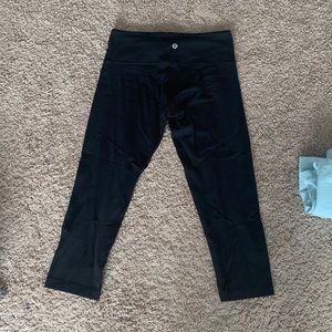 black cropped lululemon leggings
